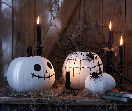 Kürbisse in Halloween-Deko verwandeln