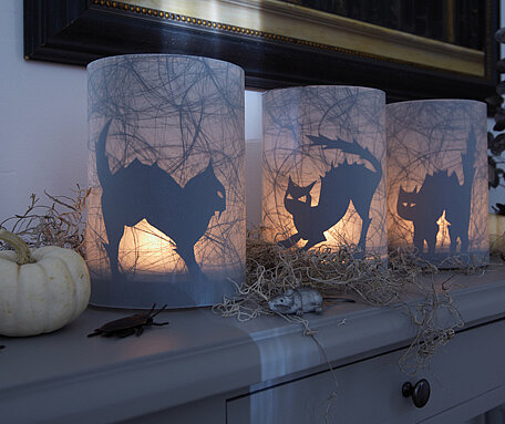 Gespenstische Windlichter zu Halloween gestalten