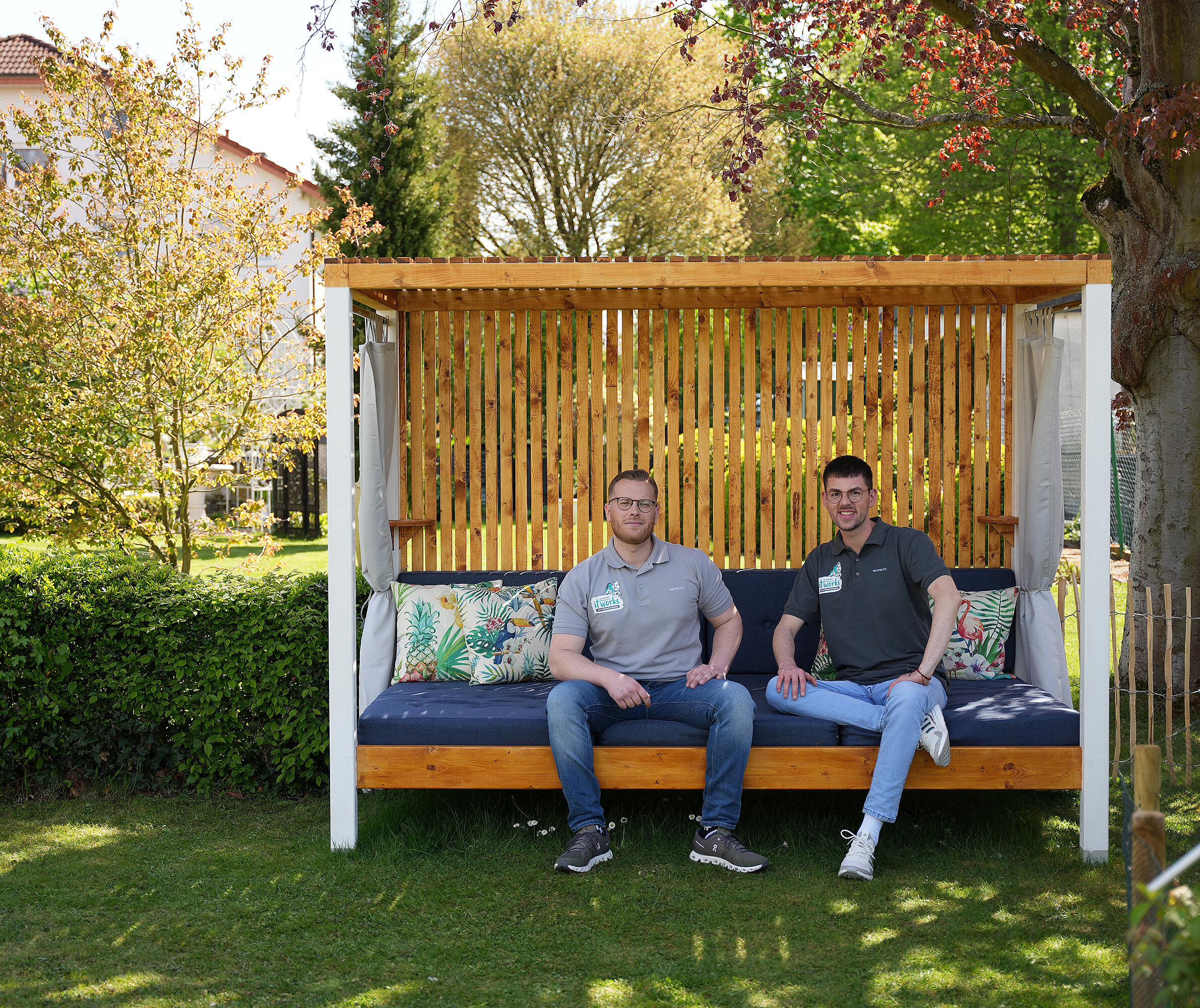 Überdachtes Outdoor-Sofa bauen