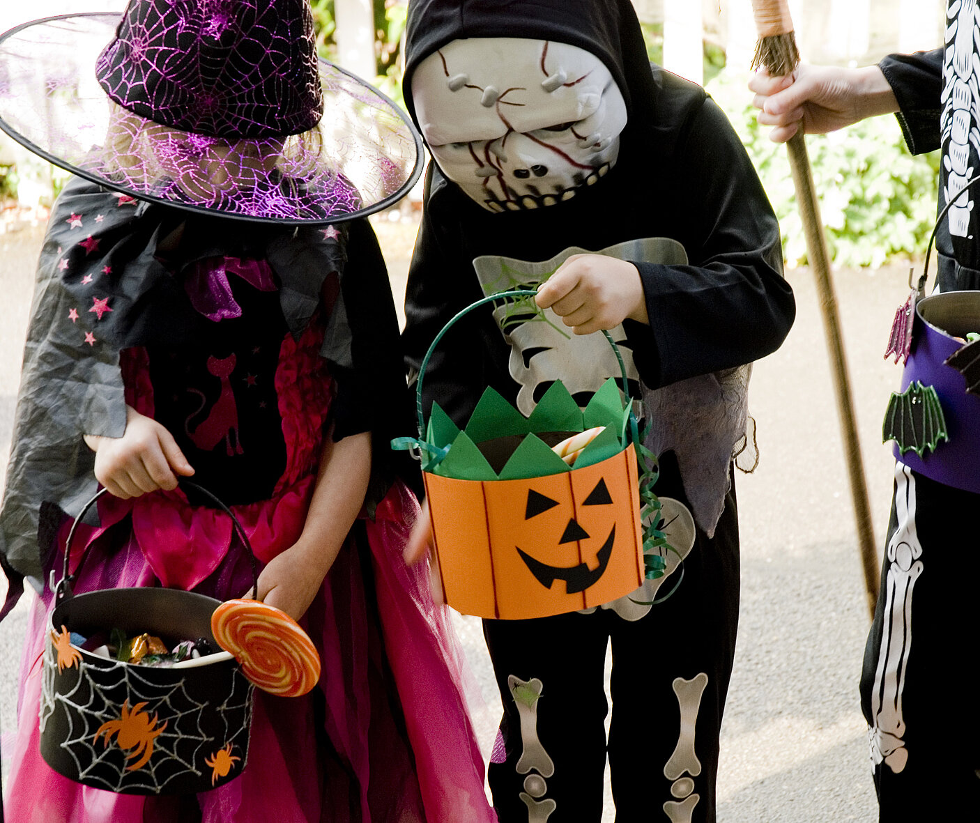 Selbstgemachter Sammelkorb für Halloween-Süßigkeiten