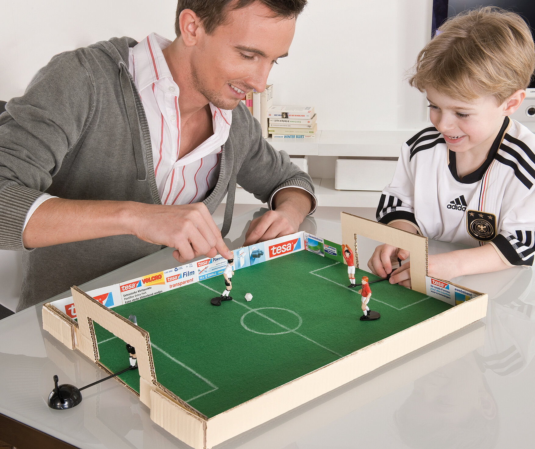 Tischkicker aus Pappe selbst bauen