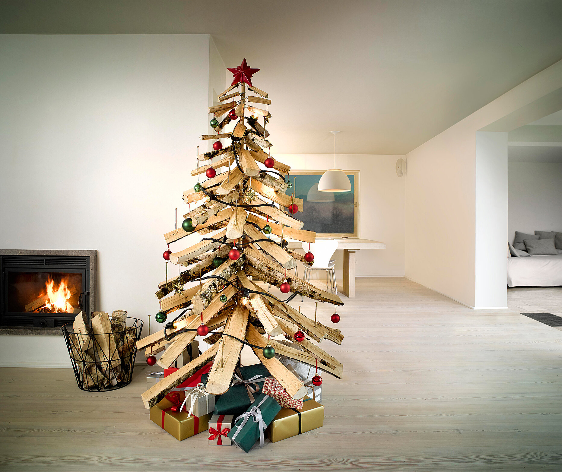 Aus Holzscheiten einen Christbaum zaubern