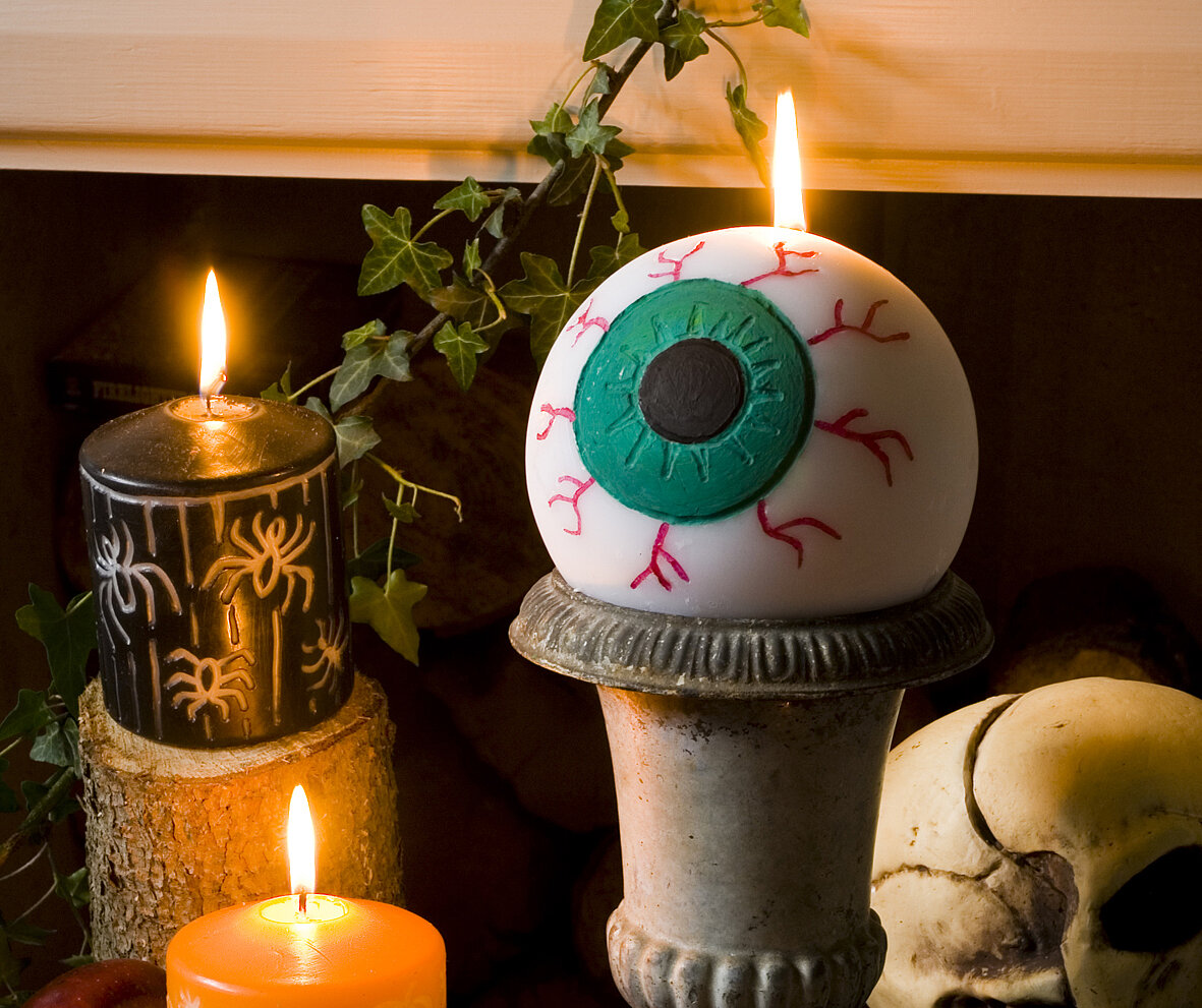 Kerzen mit Halloween-Motiven verzieren