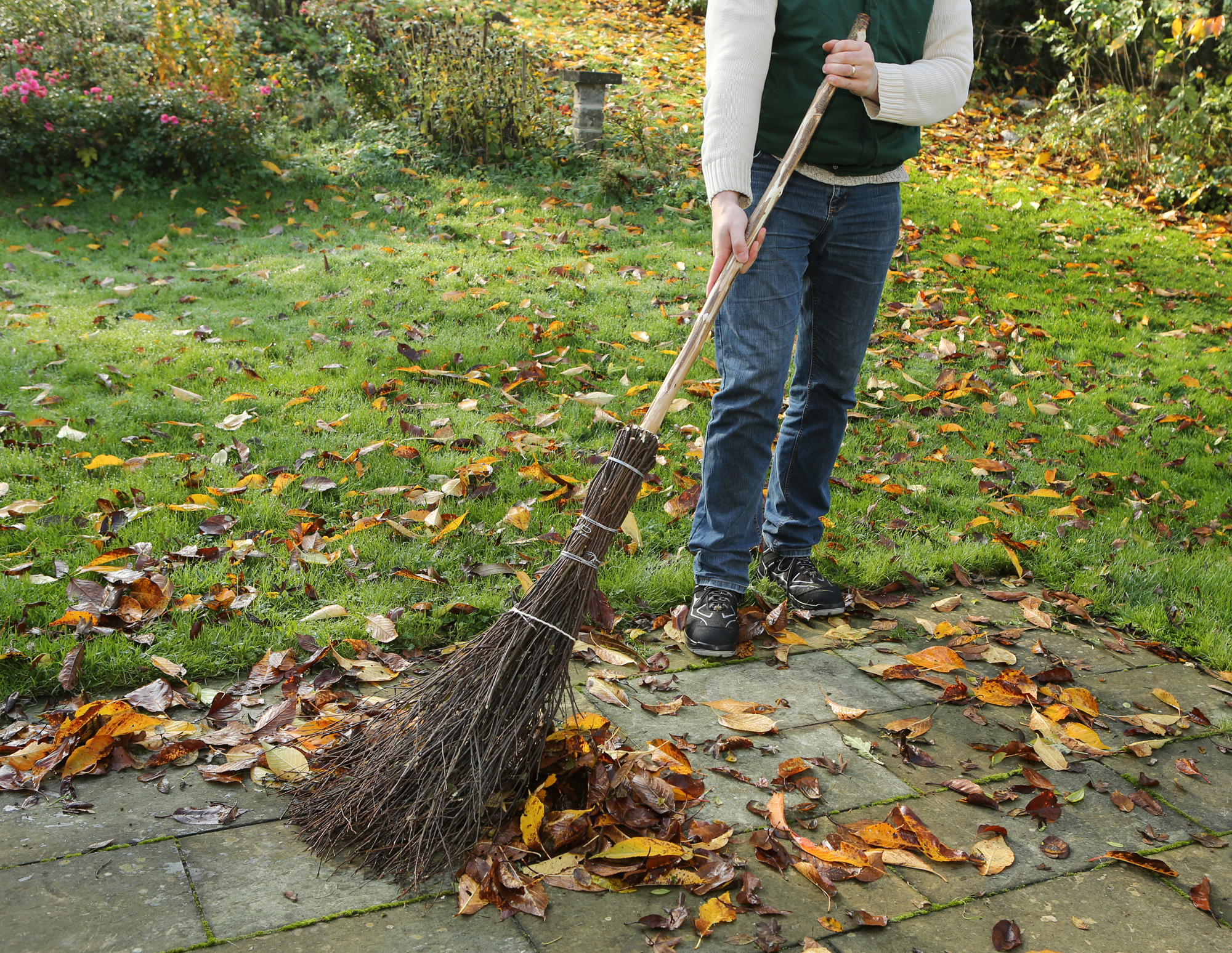 Sauberer Garten mit selbstgemachten Besen