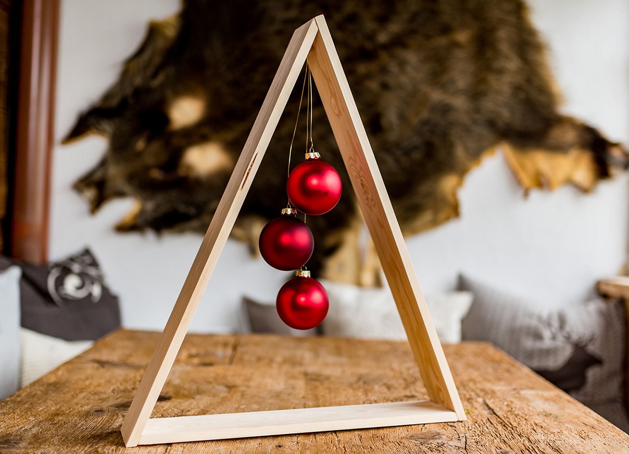 Minimalistischer Christbaum aus drei Leisten